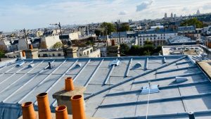 Toiture parisienne avec installation d'une ligne de vie et de points d'ancrage