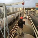 portique antichute beton rail, un collaborateur sécurisé en hauteur