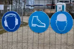 panneau de signalisation epi obligatoire sur le chantier