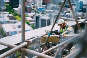 Compagnon réalisant des travaux en hauteur