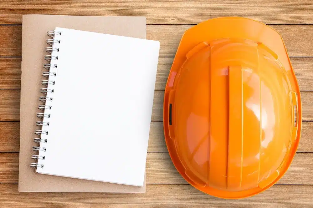 Casque de sécurité et cahier