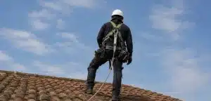 Travailleur isolé sur toiture, sécurisé en hauteur