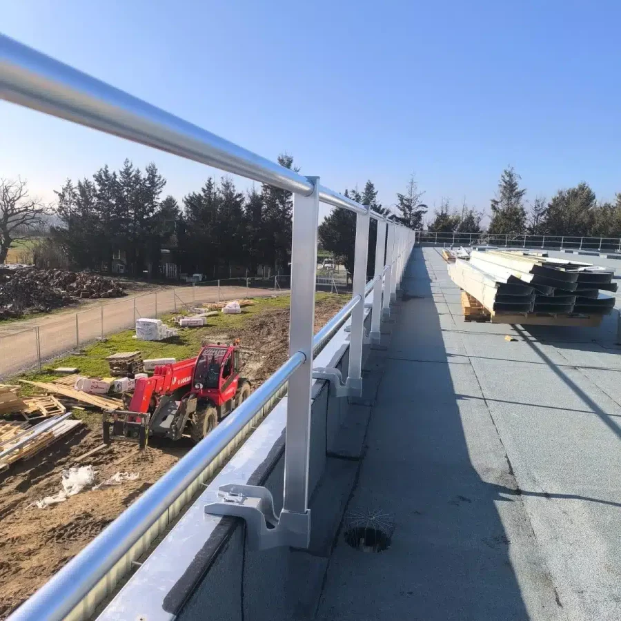 Pose de garde-corps chantier Soprema