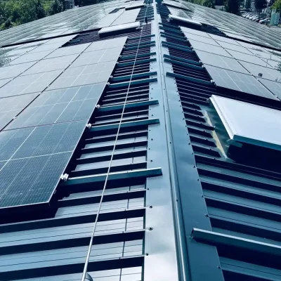 Pose ligne de vie toiture panneaux photovoltaïques