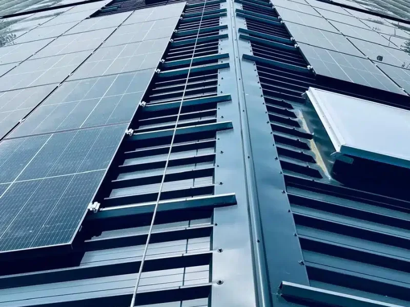 Pose ligne de vie toiture panneaux photovoltaïques