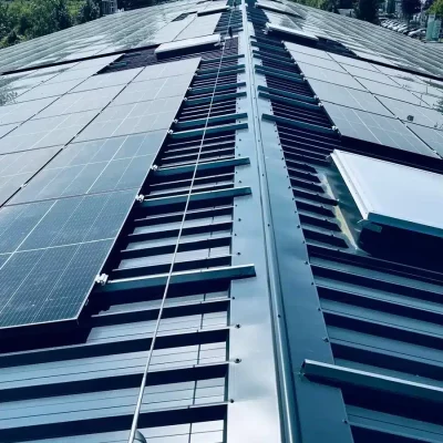 Pose ligne de vie toiture panneaux photovoltaïques